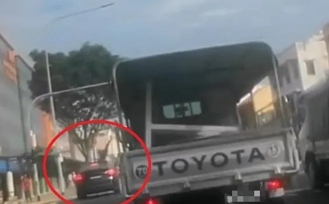 Clip:  Thót tim khoảnh khắc người đi xe đạp bị ô tô tông văng lên nóc capo, lộn nhiều vòng rồi rơi xuống đất