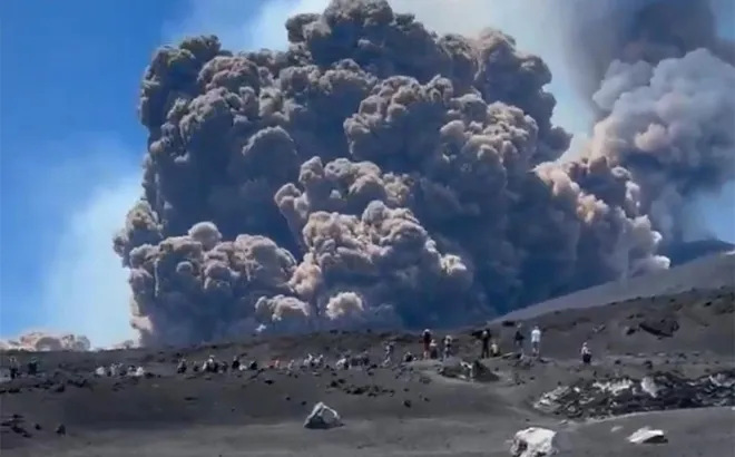 Clip: Núi lửa Etna phun trào, tro bụi phủ kín bầu trời Sicily khiến du khách hoảng loạn tháo chạy
