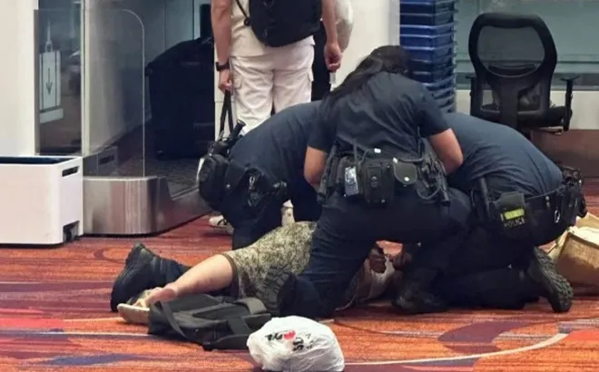 La hét, đập phá thiết bị, người phụ nữ bị cảnh sát khống chế, bắt giữ ngay giữa sân bay