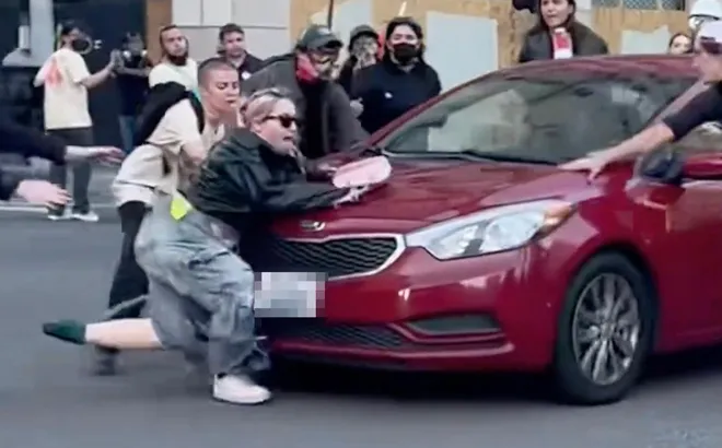 Clip: Tài xế bức xúc tông thẳng vào dòng người biểu tình giữa phố, cán qua chân cô gái