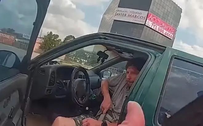 Clip: Rút súng chống cự cảnh sát, tài xế lĩnh đạn, tử vong tại chỗ