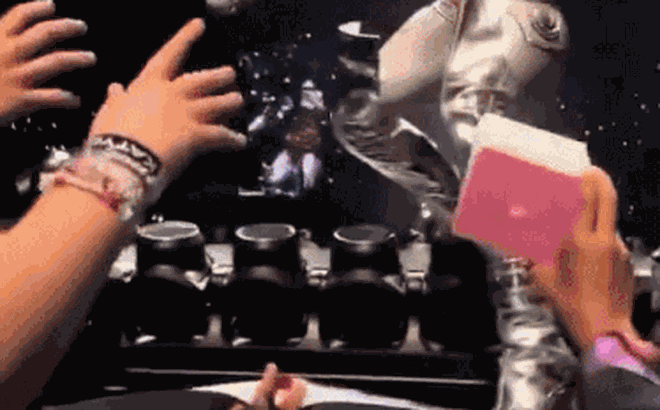 Clip: Hét lớn “Không Labubu”, Katy Perry thẳng tay hất hộp mù của fan giữa concert