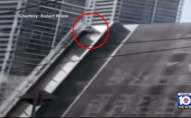 Clip: Cố trèo lên cầu đang mở, người phụ nữ rơi thẳng xuống đất trước sự bàng hoàng của người dân