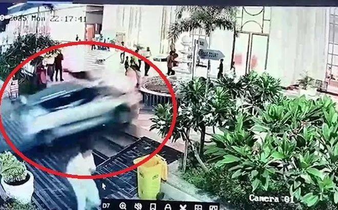 Clip: Thót tim giây phút ô tô mất lái lao thẳng vào sảnh khách sạn, 4 người thương vong
