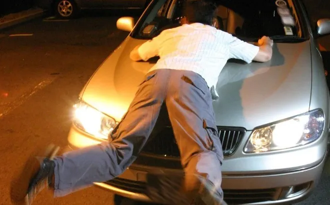 Bắt quả tang vợ khỏa thân với người đàn ông lạ trong ô tô, chồng bị hất văng khi cố chặn xe, nhập viện khẩn cấp