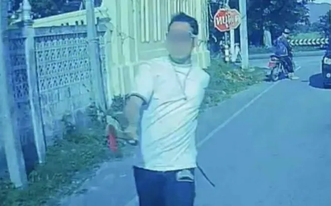 Clip: Tài xế "nổi điên" giữa đường, vung rìu đập xe khiến bé 5 tuổi hoảng loạn, khóc thét