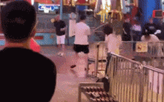 Clip: Ghế bay loạn xạ, người gục ngã, cảnh sát phải vào cuộc sau vụ hỗn chiến giữa trung tâm thương mại