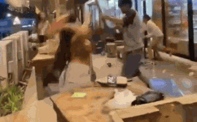 Clip: Nhóm thanh niên say rượu, hỗn chiến loạn xạ trước cửa hàng 7-Eleven, bị đòi bồi thường gần 100 triệu đồng