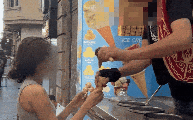 Clip: Cô gái bị người bán kem nhét ốc quế vào ngực ngay giữa ban ngày