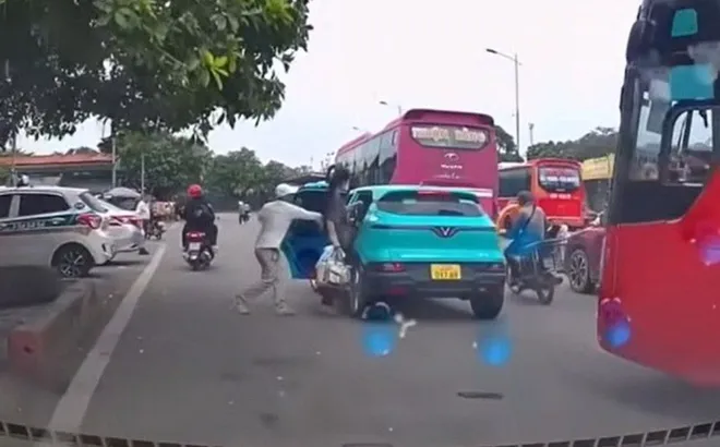Camera ghi lại cảnh nhóm người chặn taxi công nghệ ở Thái Nguyên, đuổi người phụ nữ bế con nhỏ khỏi xe