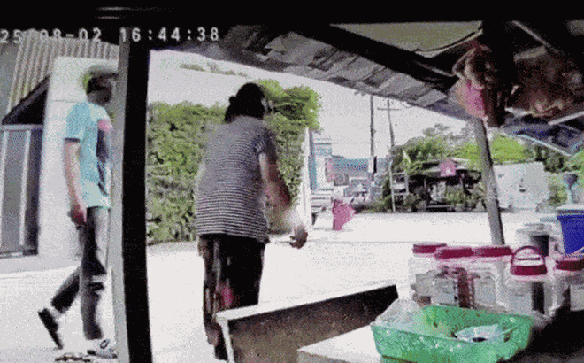 Clip: Cướp hụt dây chuyền, gã đàn ông chắp tay xin lỗi rồi... xin tiền, dân mạng "há hốc mồm" với cái kết
