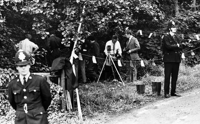 Vén màn bí ẩn vụ án 3 thiếu nữ bị hiếp dâm, sát hại: Khai quật mộ lúc nửa đêm, lật tẩy hung thủ sau 3 thập kỷ