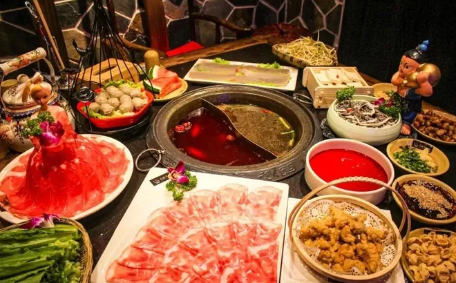 Đăng bài chê nhà hàng lẩu trên Facebook, người đàn ông bất ngờ bị kiện, đòi bồi thường hơn 1,8 tỷ đồng