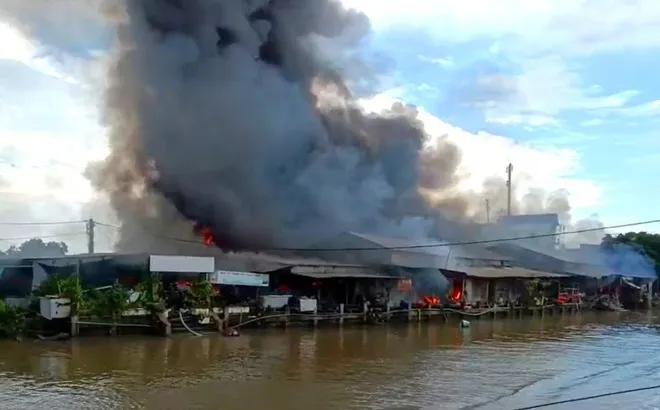 Người đàn ông ghen tuông chém “vợ hờ”, phóng hỏa khiến 56 ki-ốt ở Cà Mau chìm trong biển lửa: Hé lộ nguyên nhân ban đầu