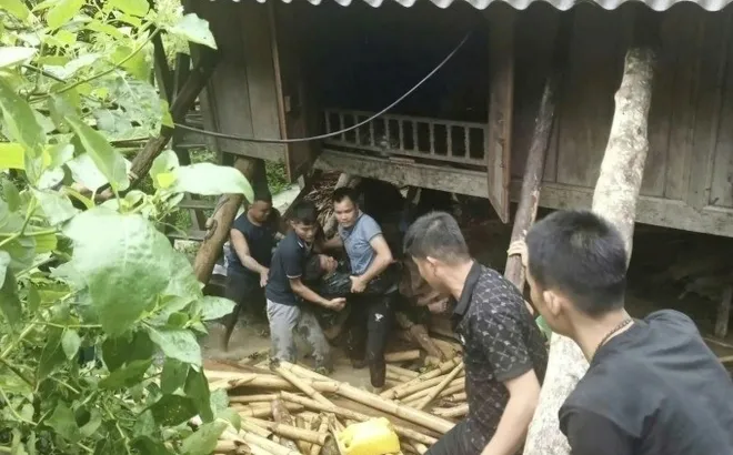 Clip xúc động: Cảnh sát Thanh Hóa lao mô tô nước vào dòng lũ cuốn, cứu người đàn ông chới với giữa dòng xoáy