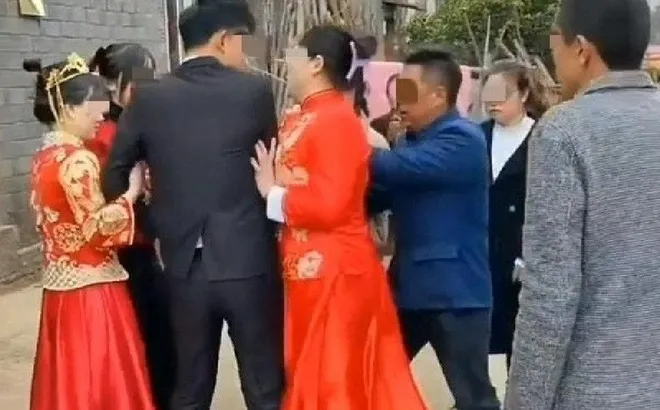 Xuất hiện với bụng bầu giả và túi tiền sính lễ, bạn gái cũ làm náo loạn đám cưới nhưng bị bố chú rể “lật mặt” chỉ trong vài giây