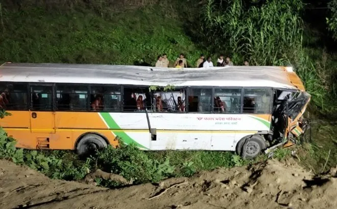 Ám ảnh hiện trường xe buýt chở khách lao xuống mương sâu trong đêm, 5 người tử vong và hàng chục người bị thương