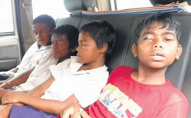 8 học sinh suýt vĩnh viễn mất đi thị lực vì bị bạn đổ keo vào mắt khi ngủ, Hiệu trưởng bị đình chỉ