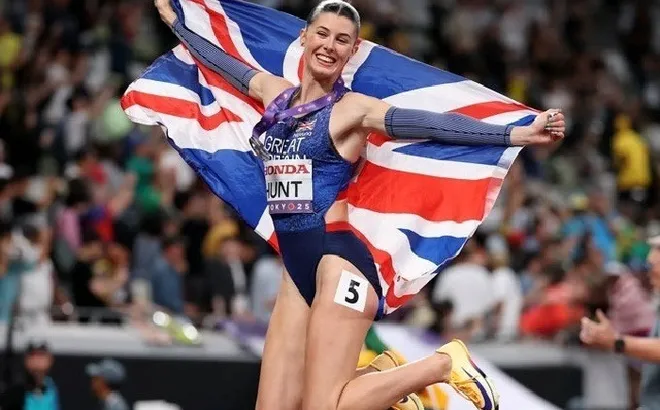 Nữ hoàng điền kinh nước Anh tỏa sáng với HCB 200m, nhưng nhan sắc mới là điều làm cả thế giới “bùng nổ”