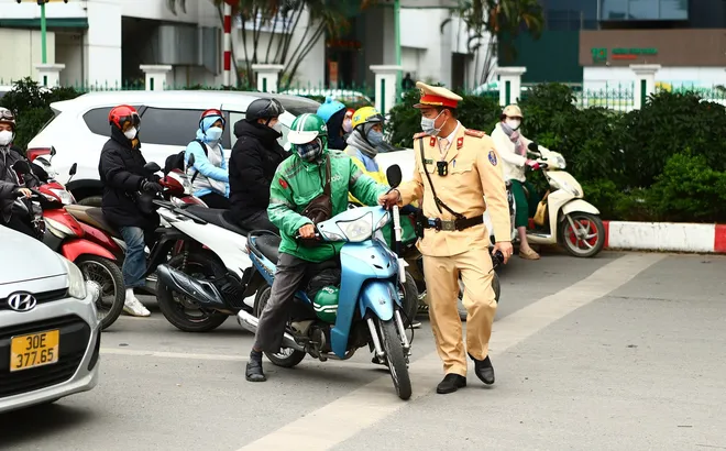 Đứng chờ đèn đỏ nhưng vi phạm lỗi này, người đi xe máy có thể bị phạt tới 14 triệu đồng, chủ quan rất dễ mắc phải