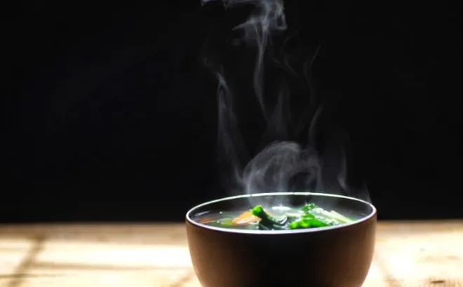 Bé trai 2 tuổi suýt chết ngạt vì uống súp nóng bằng... ống hút, cổ họng sưng phồng như quả bóng bàn