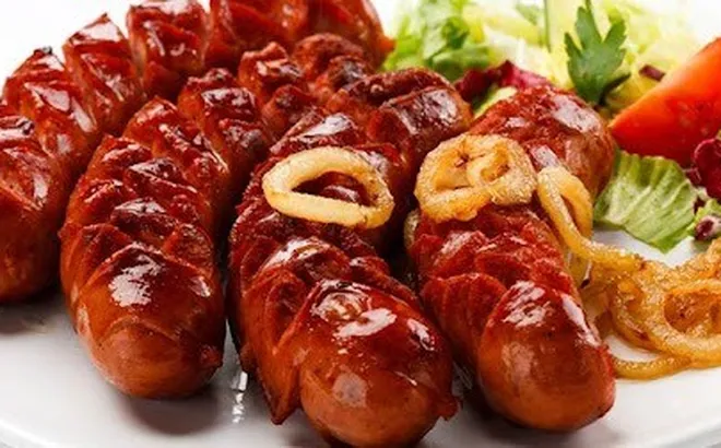Nam thanh niên liệt giường sau khi ăn xúc xích có chứa thành phần này