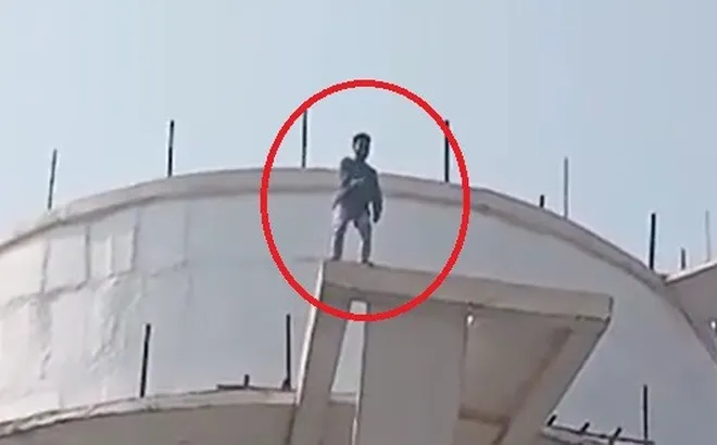 Camera ghi lại khoảnh khắc đau lòng: Phát hiện bạn gái sắp cưới người khác, nam thanh niên tự kết liễu ngay trước mặt người thân