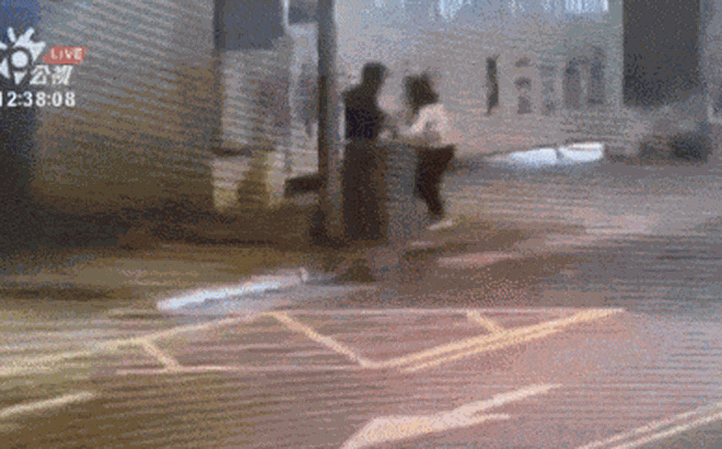 Khoảnh khắc hai người qua đường dũng cảm lao đến cứu cô gái bị kẻ vô gia cư sàm sỡ giữa phố