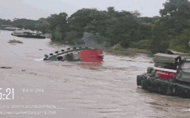 Vụ tai nạn lật tàu khiến người vợ mang thai 7 tháng thiệt mạng, chồng gục ngã bên bờ sông