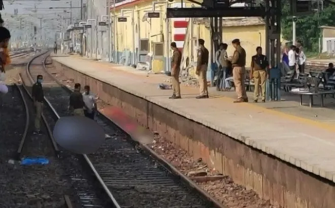 Bị tàu hỏa tông trực diện khi cố băng qua đường ray, 6 phụ nữ tử vong thương tâm
