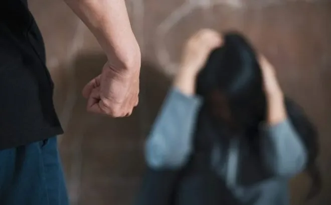 Vợ đăng ảnh “tự sướng” lên Facebook, chồng nổi điên ra tay tàn nhẫn khiến ai cũng phẫn nộ