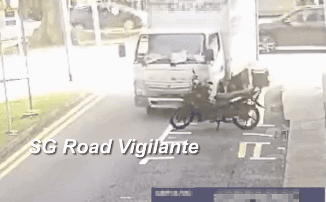 Camera ghi lại cảnh xe tải cán lên xe máy rồi thản nhiên rời đi khiến MXH "dậy sóng"