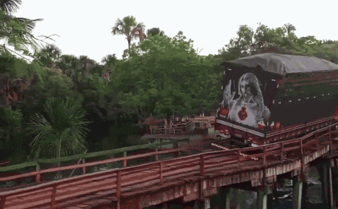 Khoảnh khắc thót tim: Cầu gỗ bất ngờ sập khi xe tải chạy qua, người dân phẫn nộ vì dấu hiệu xuống cấp đã xuất hiện từ 3 tháng trước