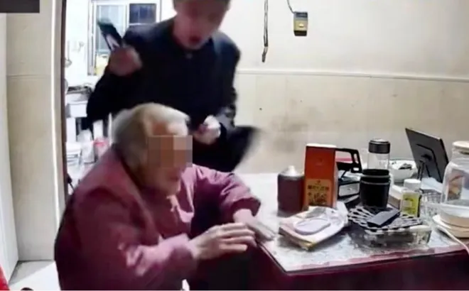 Xót xa cụ bà 92 tuổi bị con trai hành hung, nhưng hành động lại khiến dân mạng rơi nước mắt