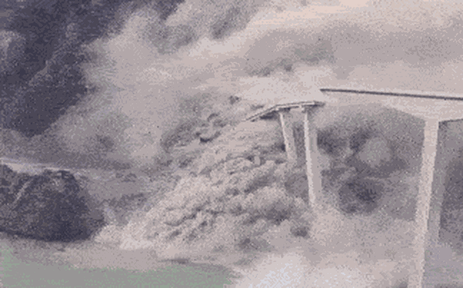 Clip: Thót tim xem cảnh cây cầu bất ngờ đổ sập chỉ sau vài tháng đưa vào sử dụng