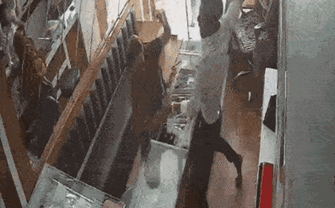 Clip: Giả vờ chọn nữ trang rồi tung bột ớt vào chủ tiệm, người phụ nữ nhận cái kết không ngờ