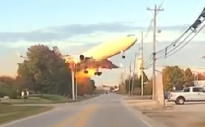 Clip: Khoảnh khắc động cơ bung khỏi cánh, máy bay lao xuống đất chỉ trong vài giây, vụ nổ khiến 14 người thiệt mạng