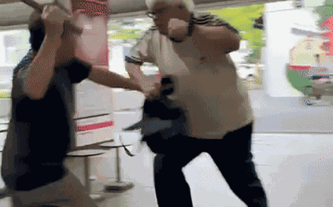 Clip: Cuộc ẩu đả bất ngờ giữa hai người đàn ông lớn tuổi khiến cả khu chợ náo loạn