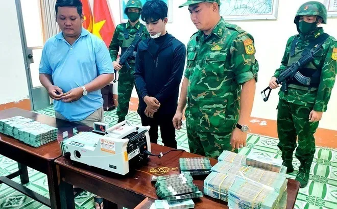 Bắt quả tang Nguyễn Văn Châu "ôm" hơn 7 tỷ đồng tiền mặt định vận chuyển sang Campuchia