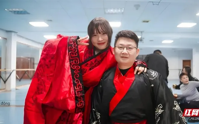 Mối lương duyên sau 17 năm từ trận động đất kinh hoàng: Cô gái kết hôn với ân nhân cứu mạng của mình