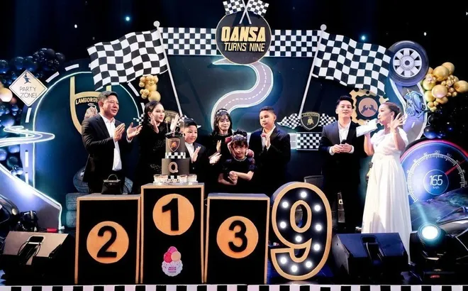 Cậu bé 9 tuổi gây sốt MXH khi được cha đại gia tặng siêu xe 36 tỷ đồng trong bữa tiệc sinh nhật xa hoa