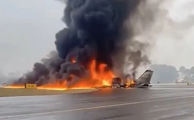 Clip: Khoảnh khắc máy bay lao xuống đất và phát nổ, tất cả hành khách tử vong thương tâm