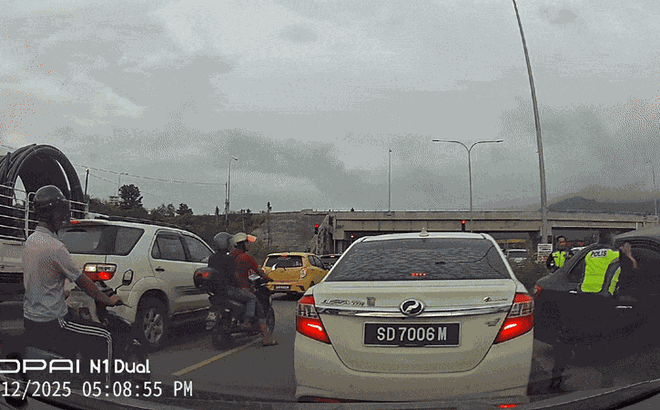 Clip: "Siêu cảnh sát" dùng tay không giật tung cửa xe ô tô như phim hành động