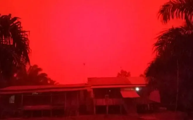Clip: Cơn bão vừa tan, bầu trời chuyển màu đỏ rực khiến ai nấy đều ngỡ ngàng
