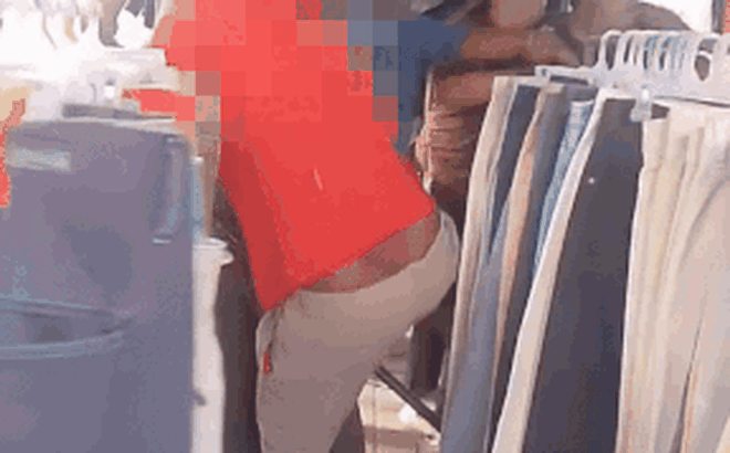 Clip: Mâu thuẫn giá bán, người đàn ông bị chủ tiệm dùng búa tấn công giữa chợ