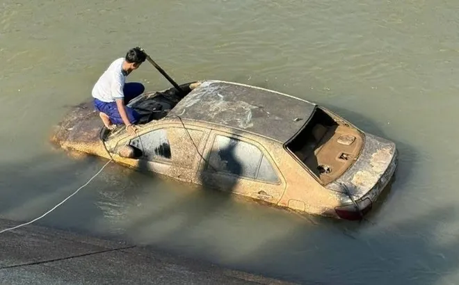 Trục vớt ô tô dưới kênh nước, cảnh sát bàng hoàng phát hiện hài cốt người đàn ông mất tích