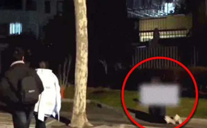 Bắt con quỳ gối giữa khu dân cư, người mẹ khiến MXH phẫn nộ