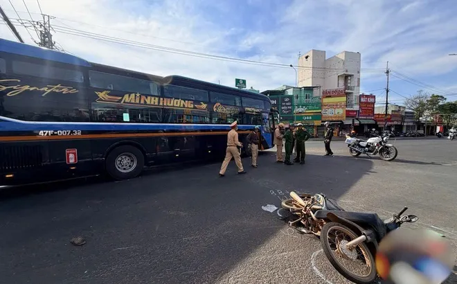 Người phụ nữ đi xe máy tử vong thương tâm sau khi va chạm với xe khách