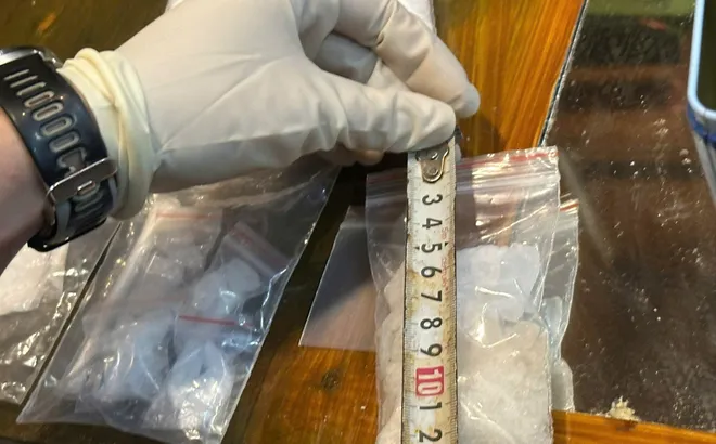 Cảnh sát đột kích, phát hiện đối tượng chia nhỏ hơn 1,5kg ma tuý để cất giấu trong nhà