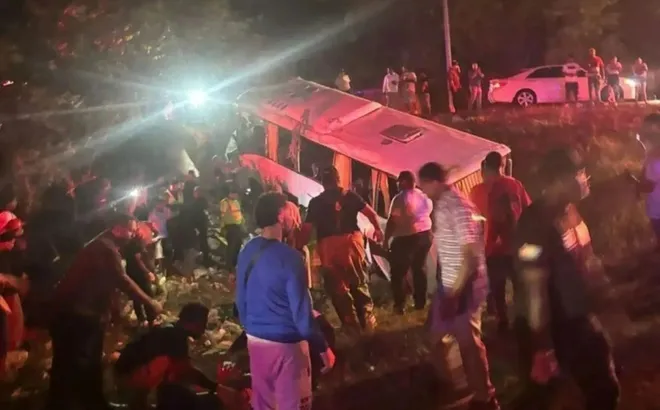Lật xe chở khách du lịch khiến 21 người thương vong